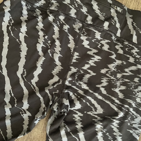 3/$20- EUC Nike dri-fit Capri - Picture 11 of 12